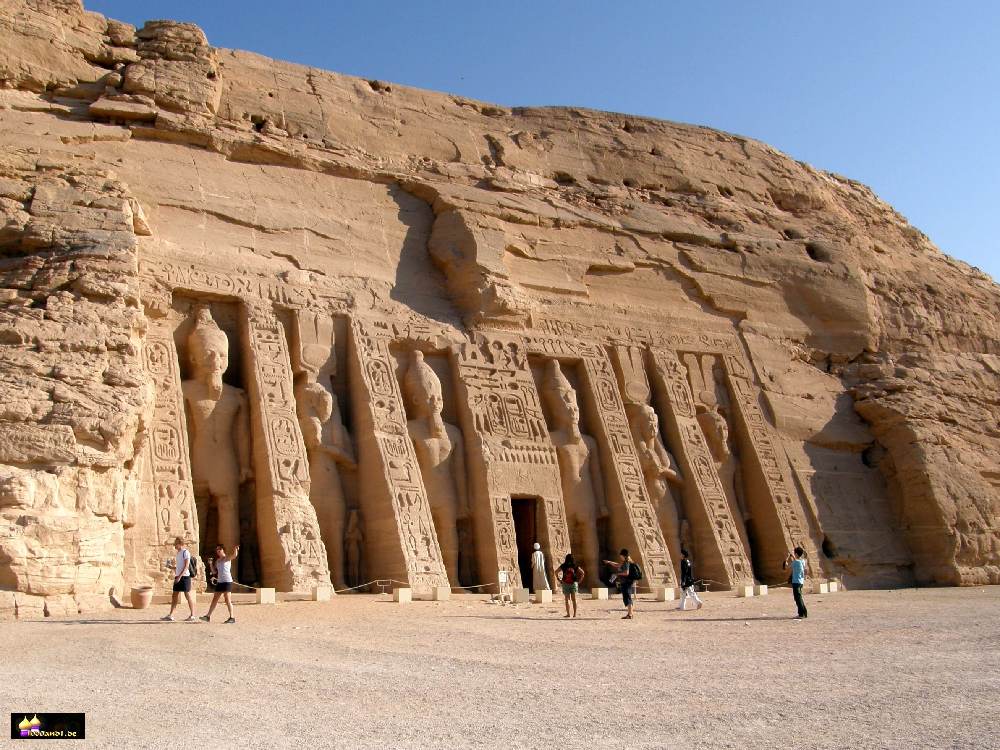 38_Abu_Simbel_Nefertaritempel_Totale_P7070308.jpg